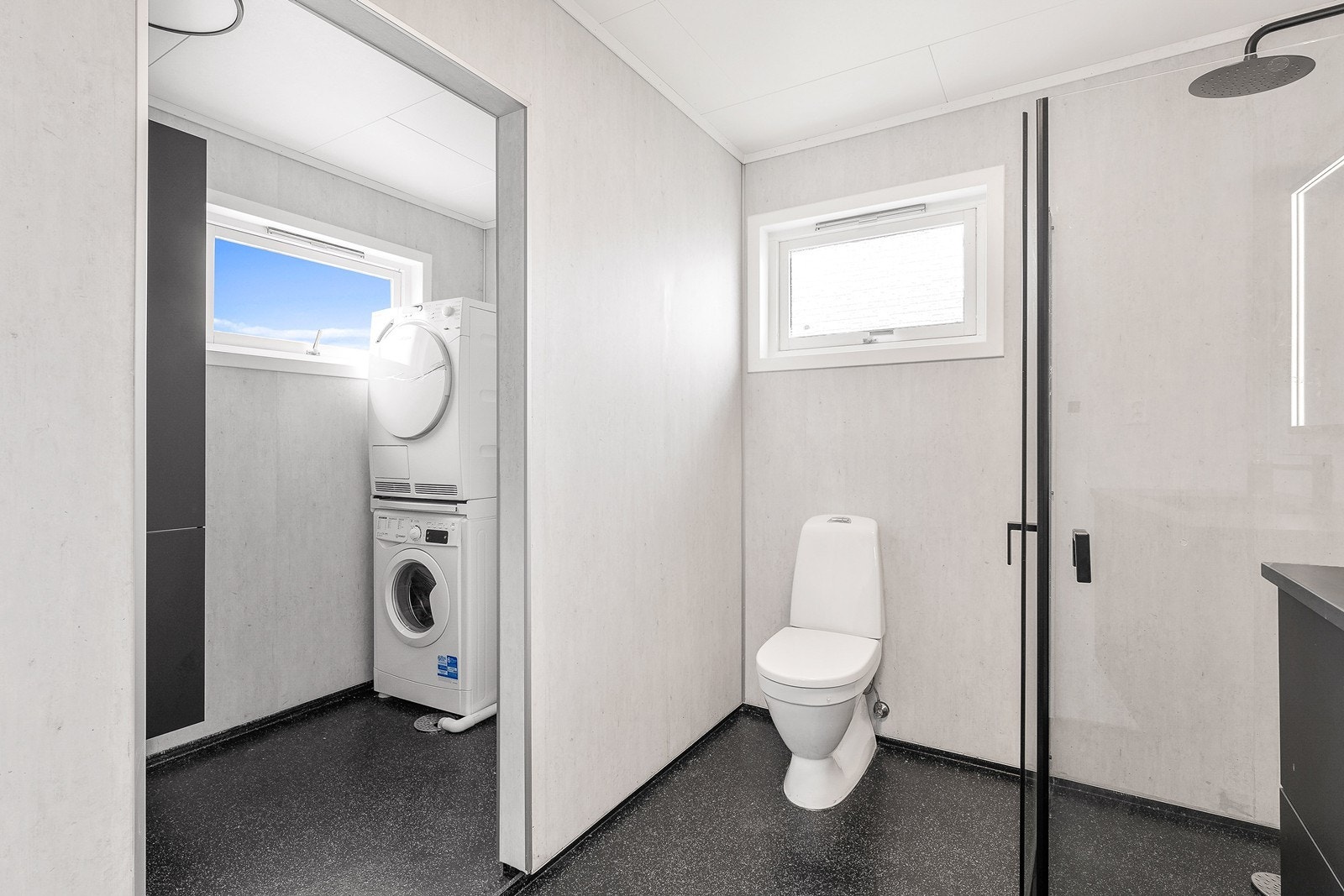 På badet er det et eget nisje med sluk i gulv, for vaskemaskin og tørketrommel. Galleribilde