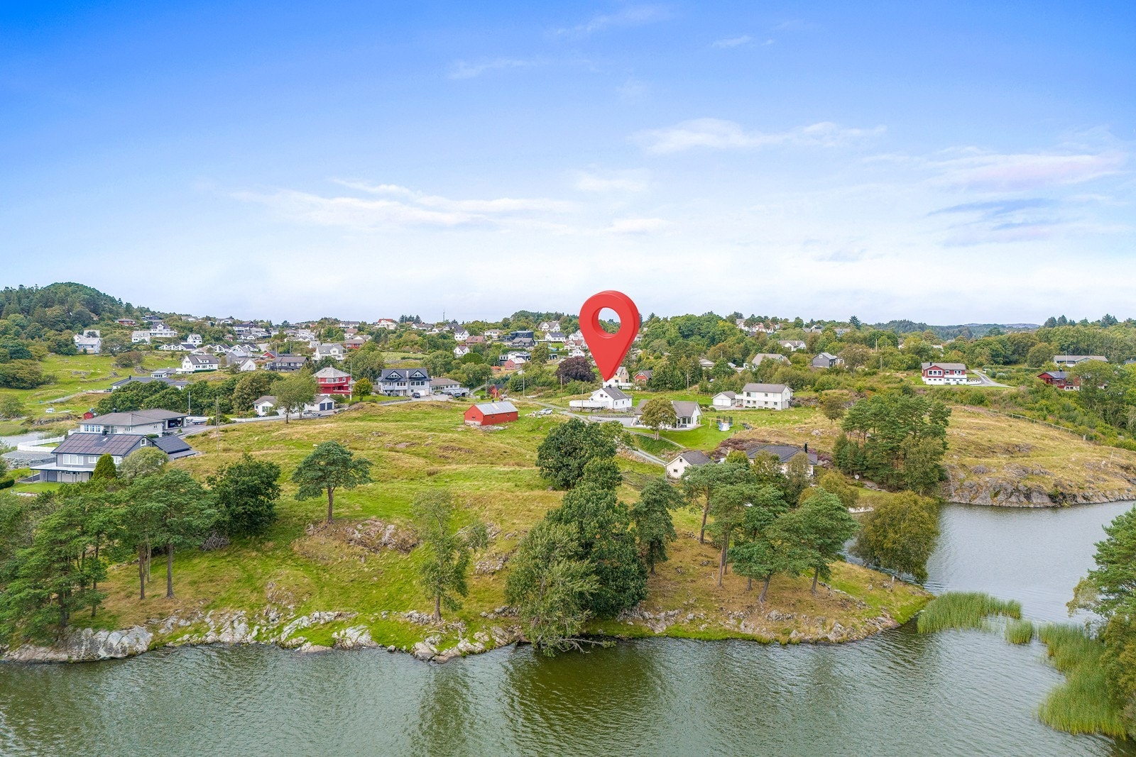 Frittliggende enebolig i landlige omgivelser Galleribilde