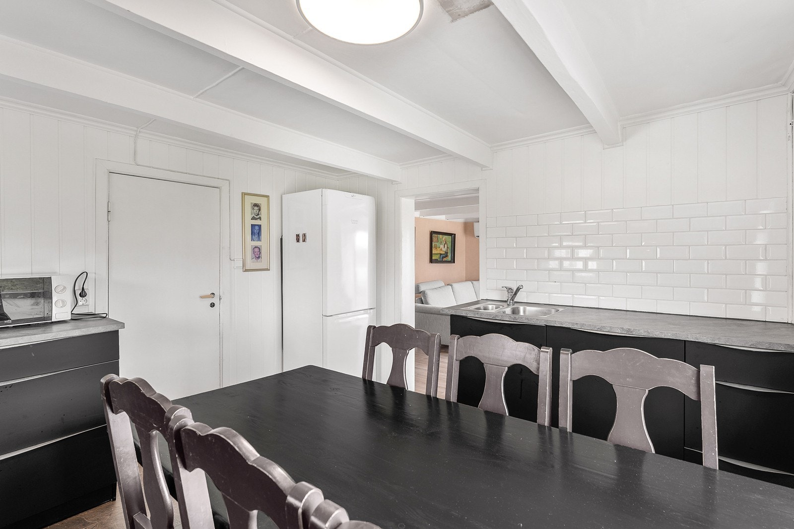 Det er god plass til spisebord på kjøkken. Galleribilde