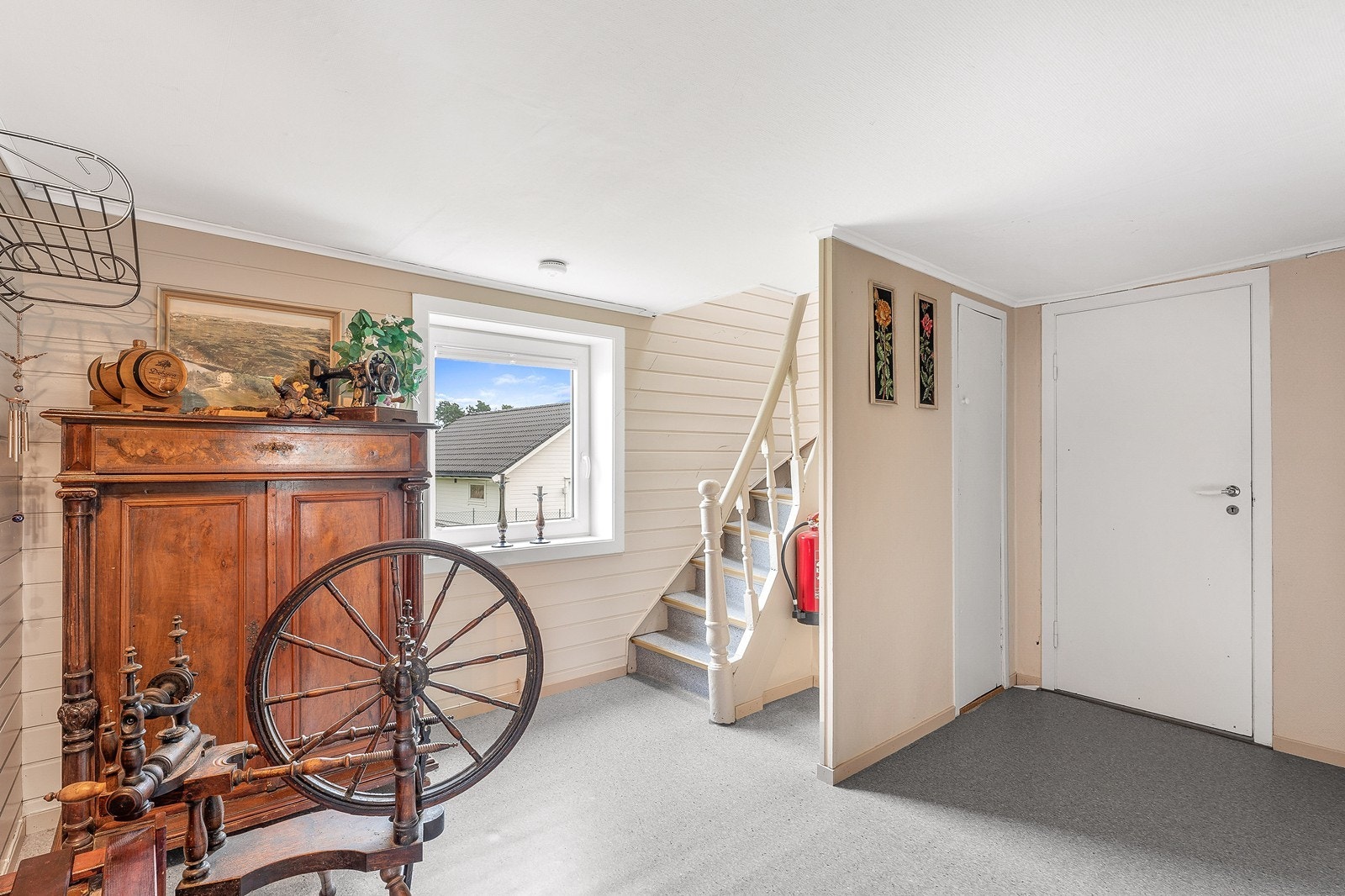 Her er det malte trepanel på vegg og heldekkende teppe på gulv. Følg trappen til 2. etasje hvor man finner boligens 4 soverom. Galleribilde