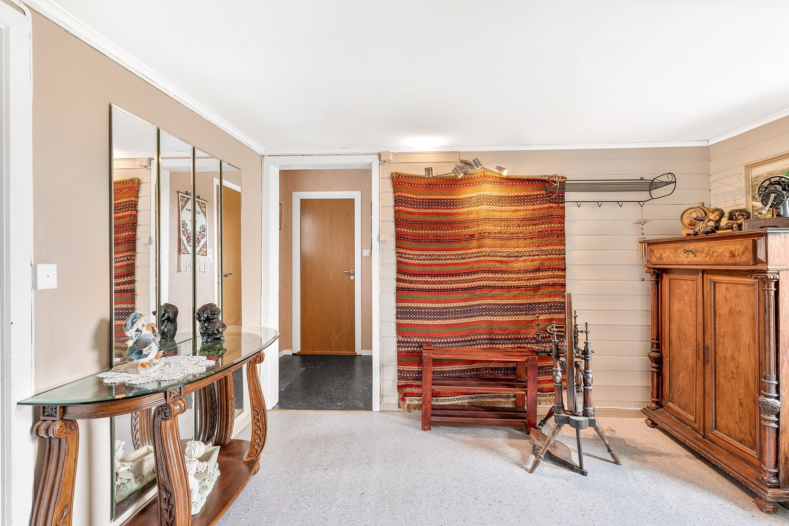 Entre/hall med god plass til entremøbler etter eget ønske. Galleribilde