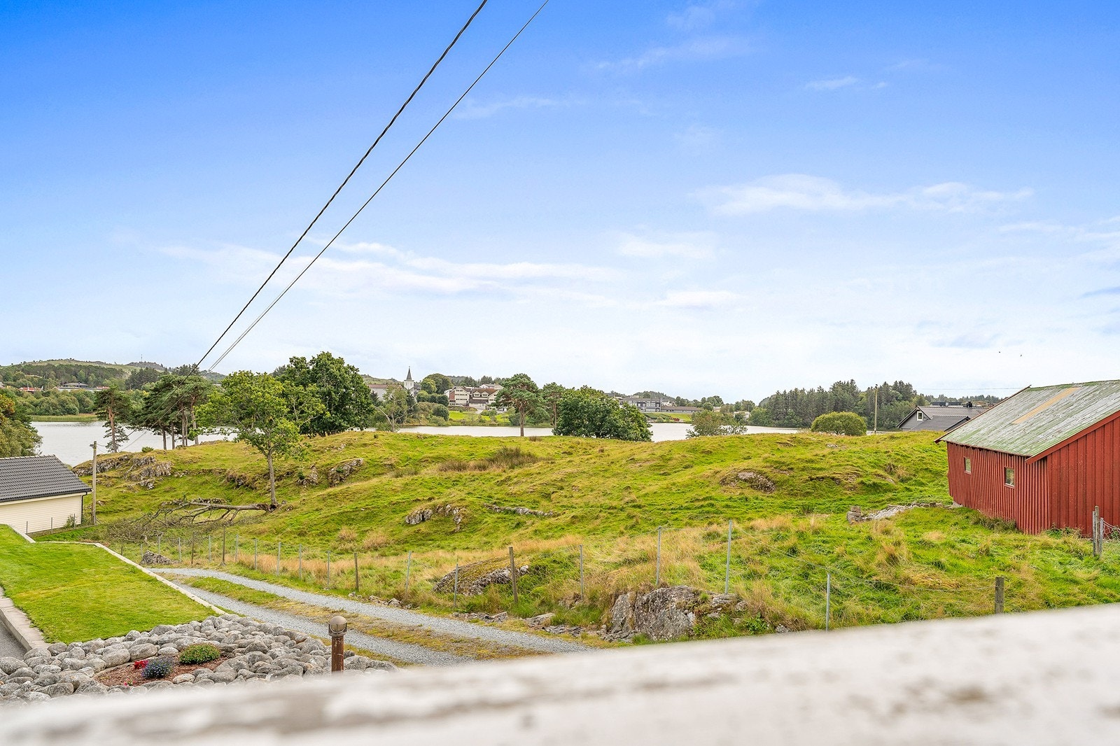 Utsikt mot sjø fra boligen. Galleribilde