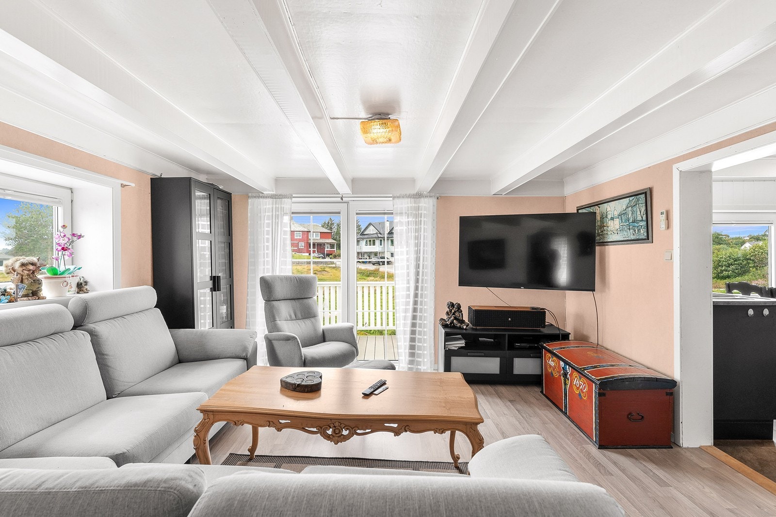 Innvendig er boligen lys og pen med malte overflater og laminat på gulv. Galleribilde