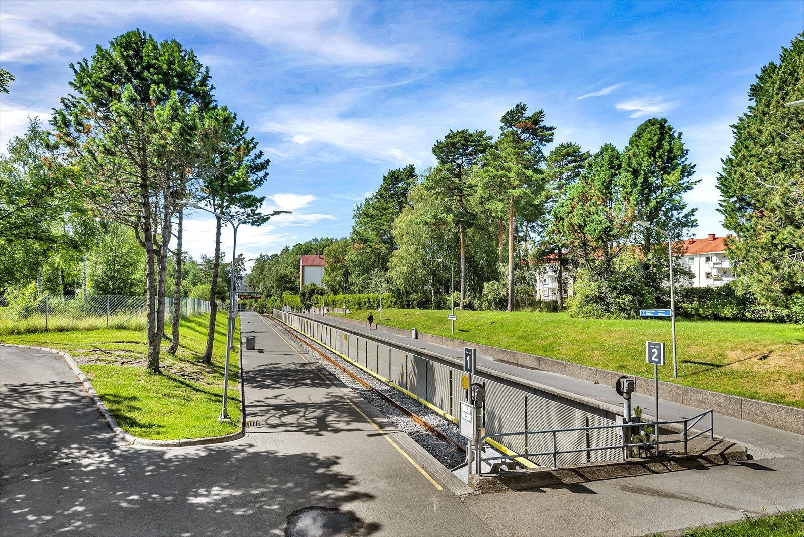 Bergkrystallen T-banestasjon er 4 min gange unna leiligheten og tar deg med linje 1 og 4 enkelt inn til Oslo sentrum på 20 min Galleribilde