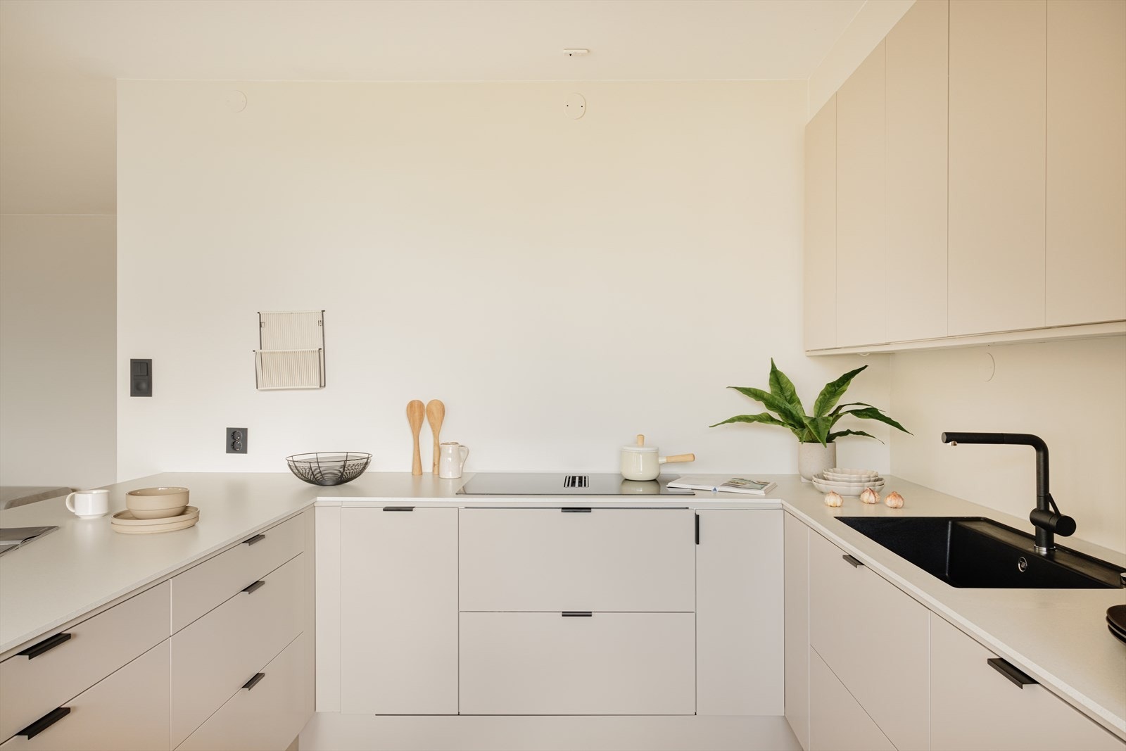 Stekeovn, induksjonsplatetopp, kombiskap, mirkobølgeovn og oppvaskmaskin er integrert Galleribilde