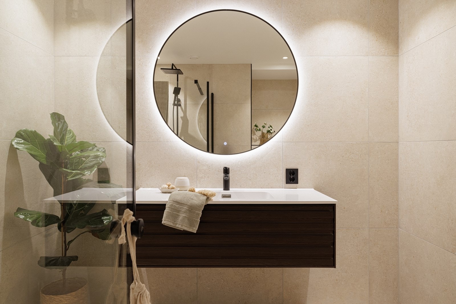 Lekkert og romslig bad, som inneholder vegghengt toalett, helstøpt servant, skuffer under servant med profilerte fronter og dusjdører i klart glass Galleribilde