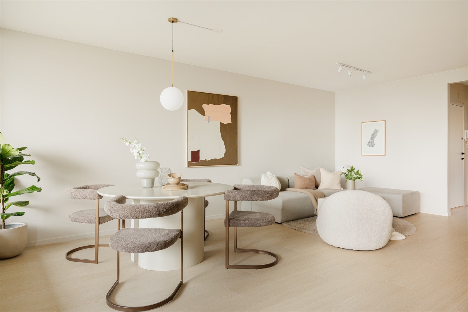 Overgangen fra vegger til tak er selvsagt listefri - her er ingenting tilfeldig Galleribilde