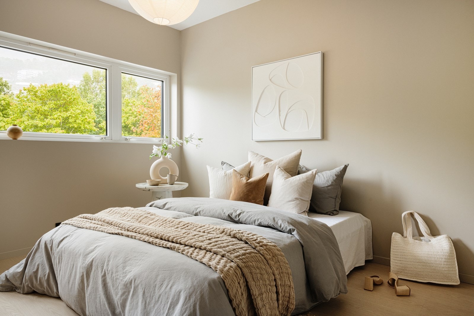 Leiligheten har to luftige soverom, med plass til dobbeltseng eller annet ønskelig møblement Galleribilde