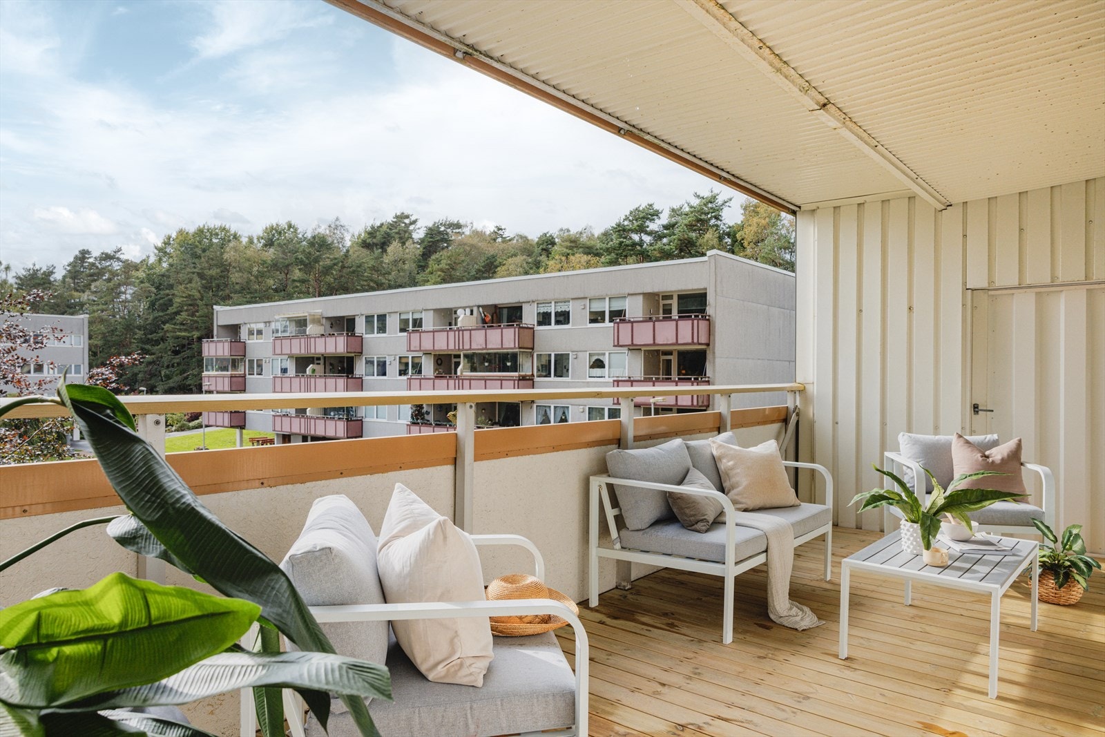 Fra stuen kommer vi ut til en stor balkong på hele 16,8 m² Galleribilde