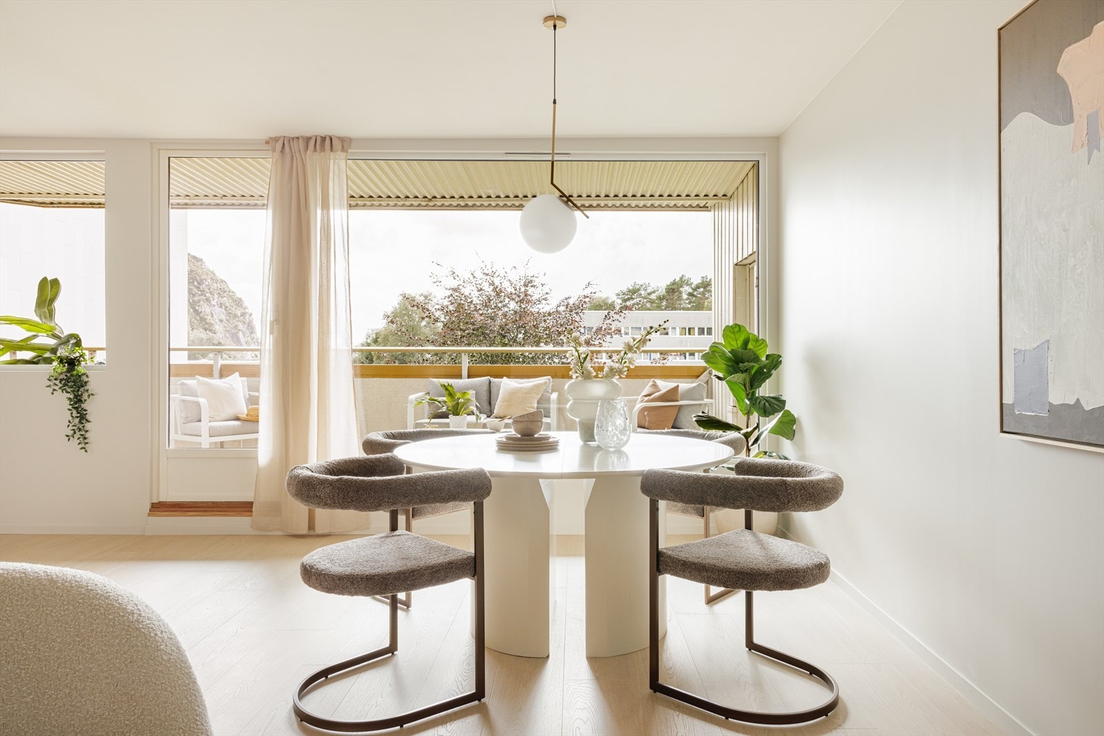 Her møtes vi av store vindusflater og et gjennomgående lysinnslipp Galleribilde