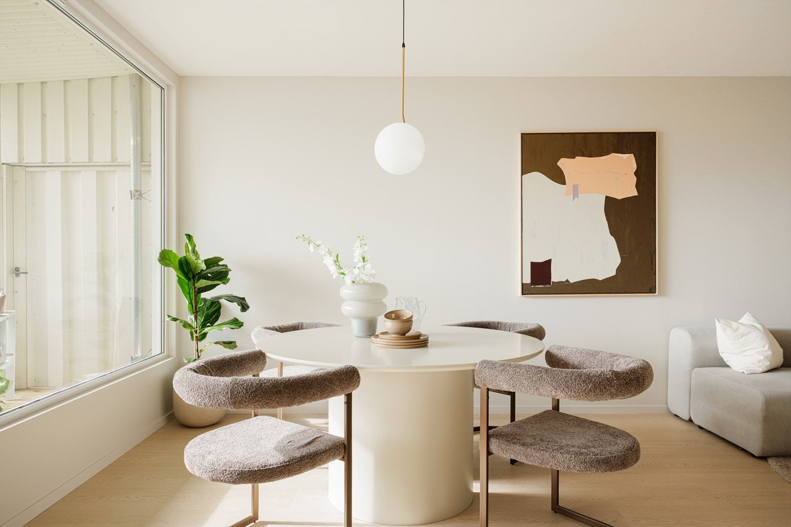 Lekre farge- og materialvalg gir en god romfølelse Galleribilde