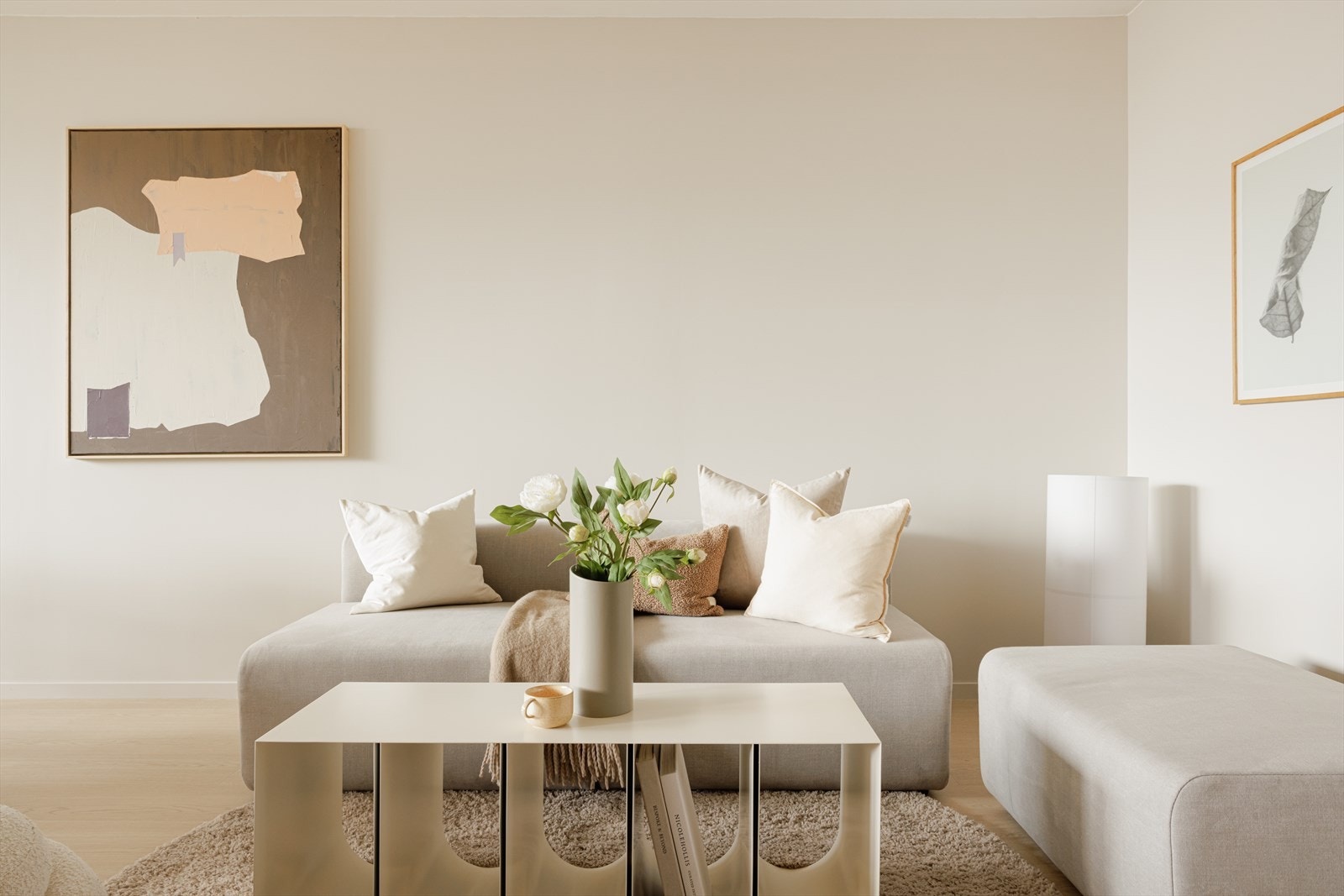 Åpen stue- og kjøkkenløsning gjør det enkelt å møblere med både sofakrok og spisestue Galleribilde