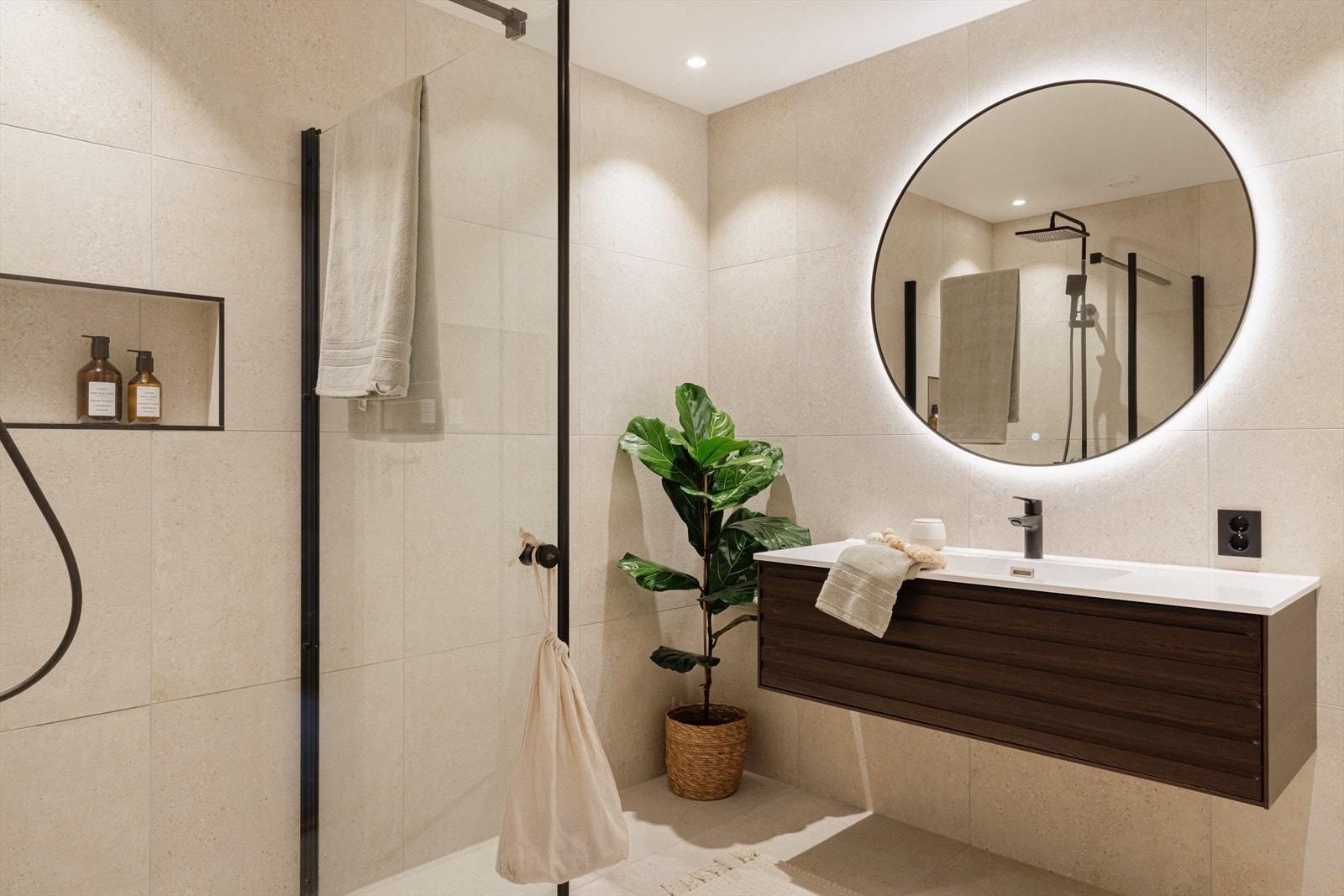 Bad og vaskerom oppgradert i 2024, med rør-i-rør-system Galleribilde