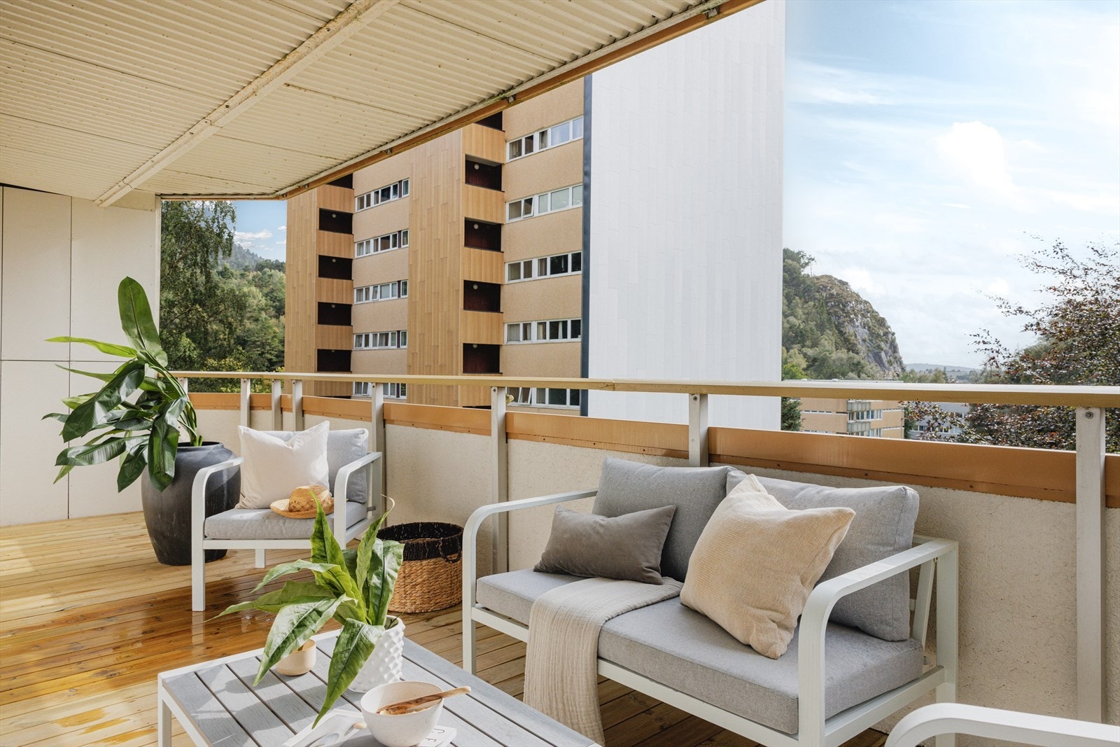 Stor sør-vestvendt balkong Galleribilde