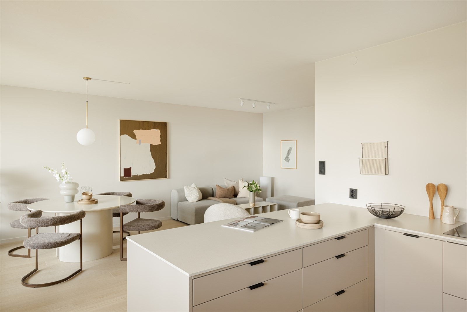 Tidsriktig innredning med slette fronter og laminat benkeplate Galleribilde