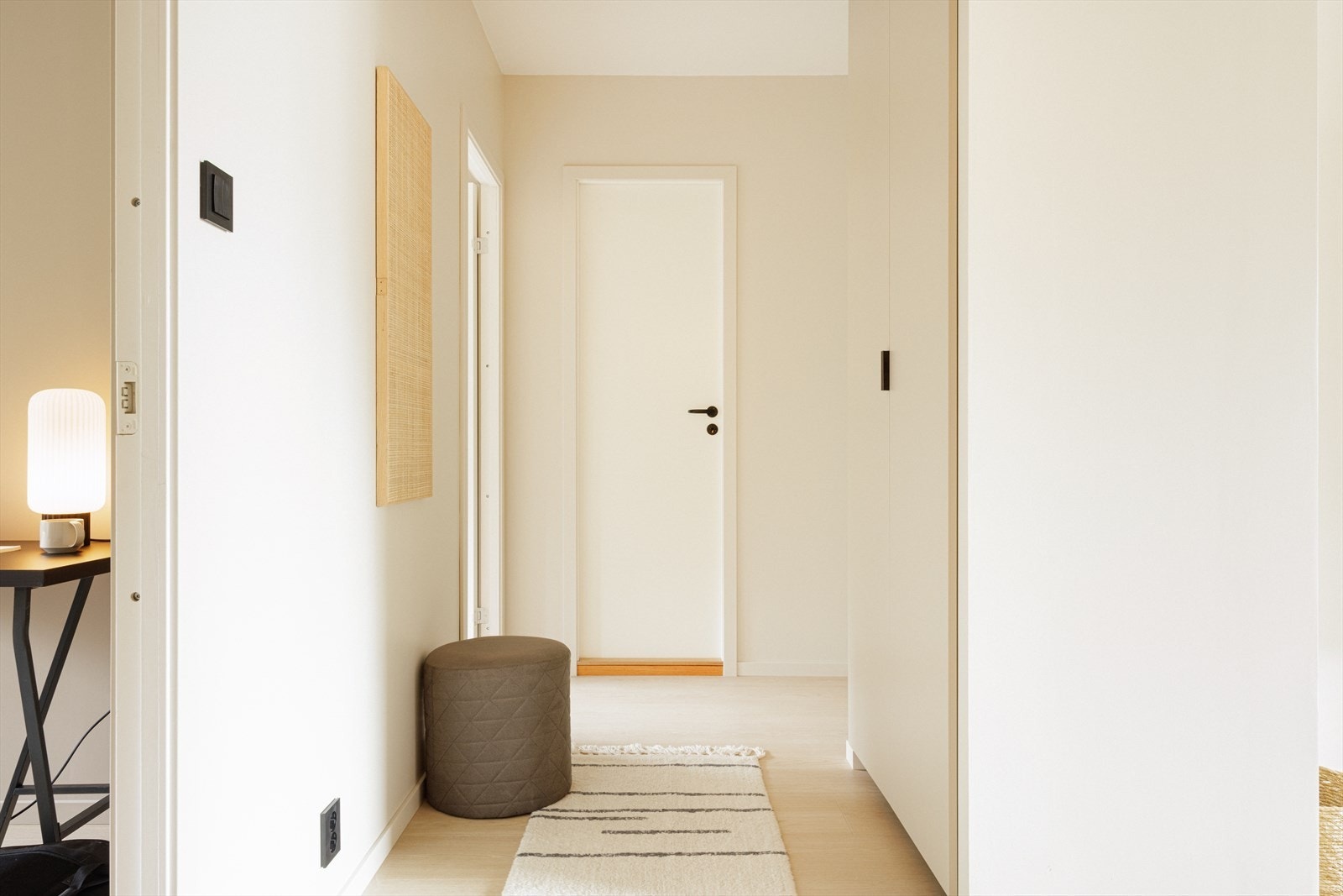 Entréen er innredet med garderobeskap. Det er også god plass til skohylle eller knagger til å henge opp yttertøy. Galleribilde