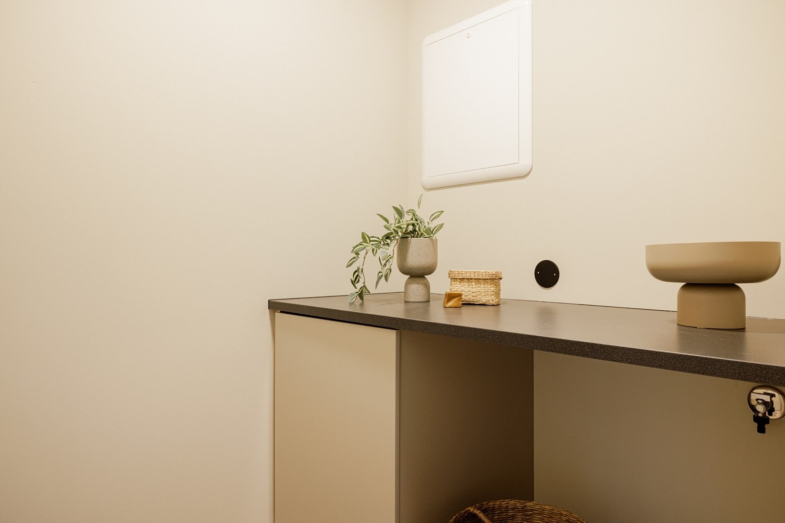 Vaskerom med praktisk benkeplass og opplegg for vaskemaskin Galleribilde