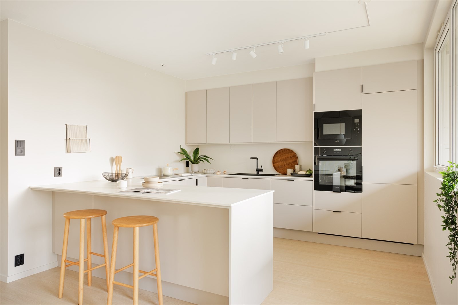 Ny kjøkkeninnredning med integrerte hvitevarer i 2024 Galleribilde