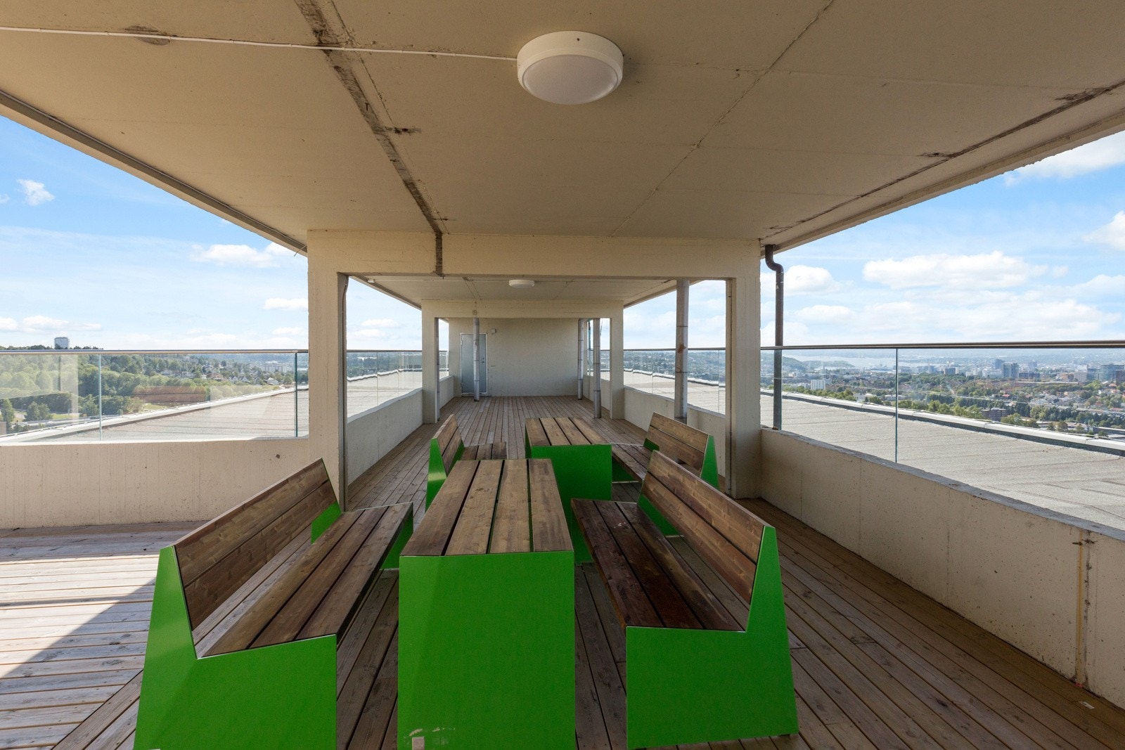 Takterrasse med utemøblement Galleribilde