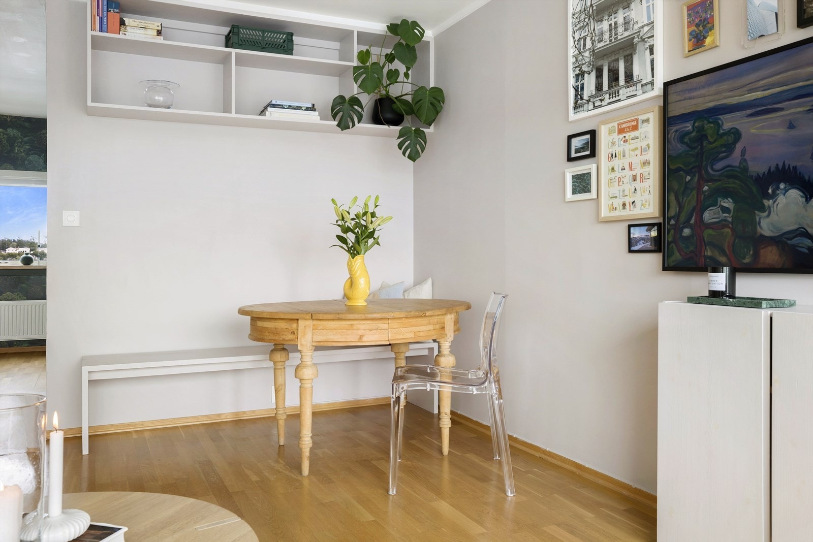 Trivelig spiseplass som er perfekt plassert i forlengelsen av kjøkkenet, med utsikt gjennom stuen og ut mot balkongen. Her kan man nyte måltidene med en flott utsikt. Galleribilde