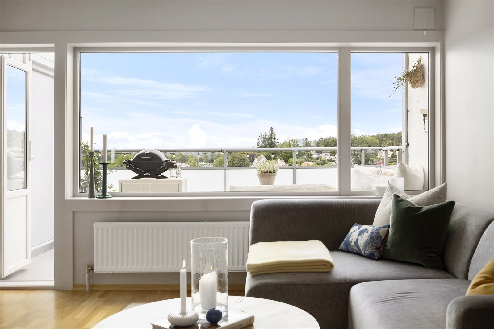 Her kan du sitte i sofaen og nyte utsikten til Slottsfjellet. Galleribilde