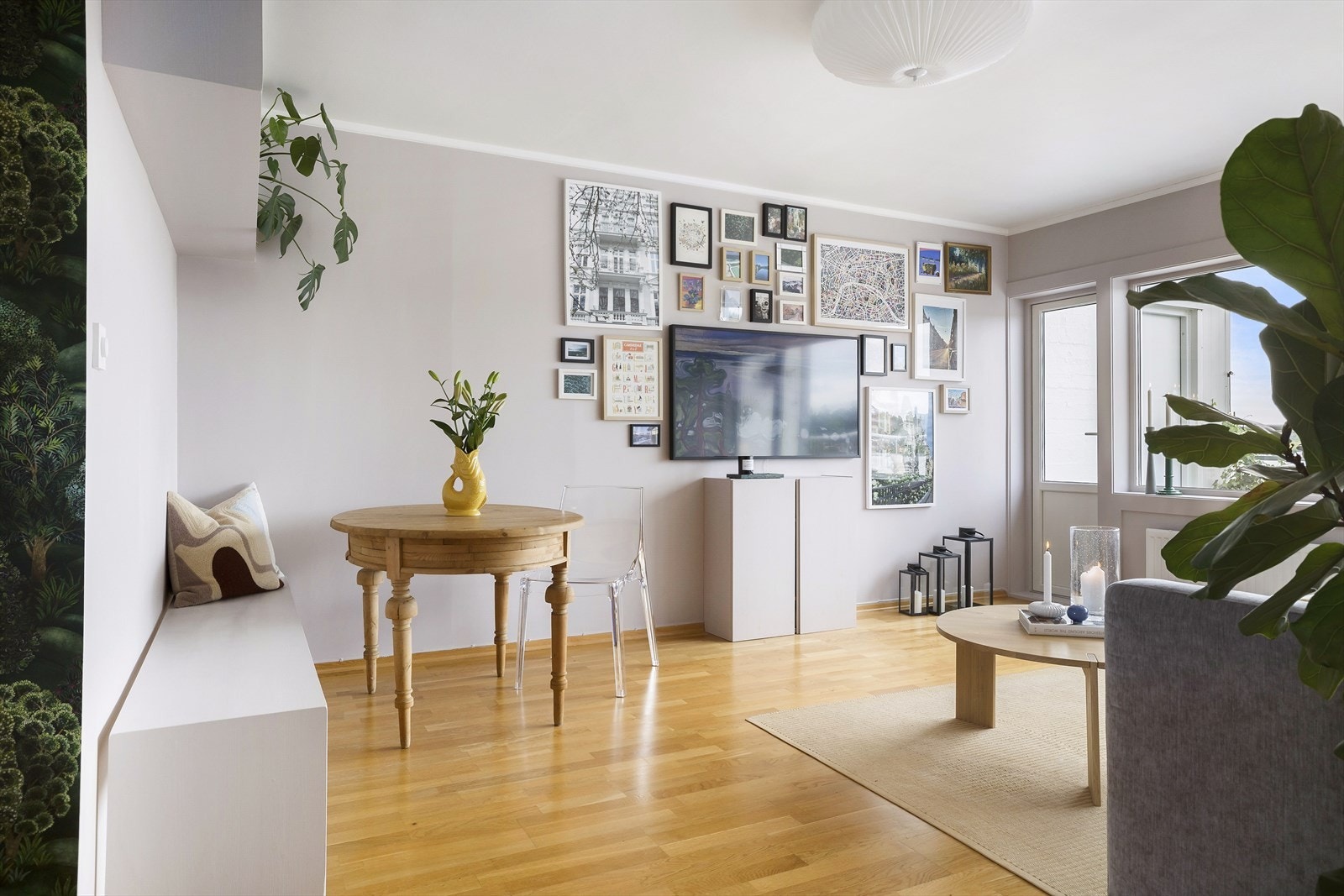 Lys og innbydende stue med god plass til både sofagruppe og spisebord. Galleribilde