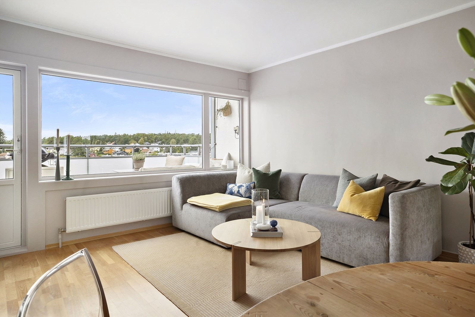 En romslig stue med store vindusflater som gir rikelig med naturlig lys. Fra stuen er det også utgang til en solrik balkong med nydelig utsikt over nærområdet og helt til Slottsfjellet. Galleribilde