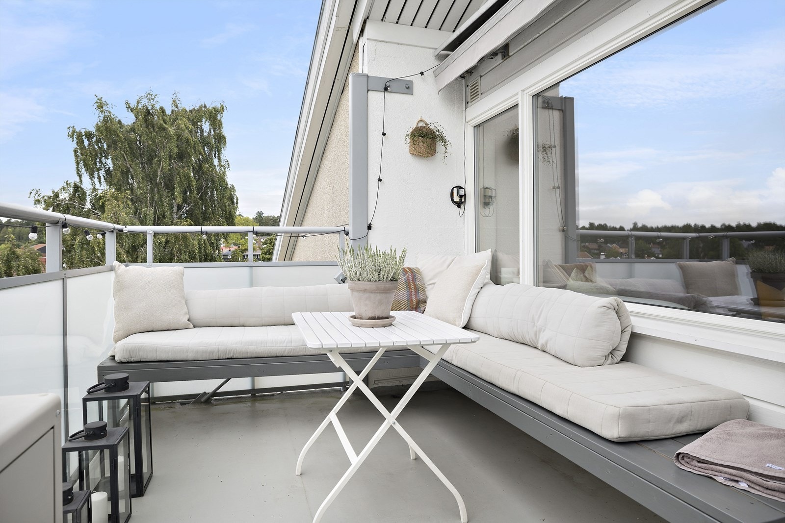 Stor balkong med plass til sittegruppe og grill. Her kan du nyte lange sommerdager med en fantastisk utsikt mot Slottsfjellet og nyte lange sene sommerkvelder, badet i sol. Galleribilde