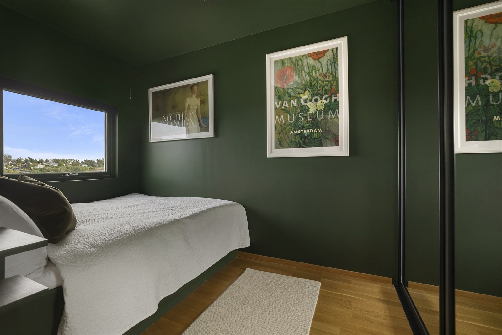 Et koselig soverom med mørke grønne vegger og tak som skaper en lun og behagelig atmosfære. Vinduer med flott utsikt over nærområdet. Stor skyvedørsgarderobe i speil. Galleribilde
