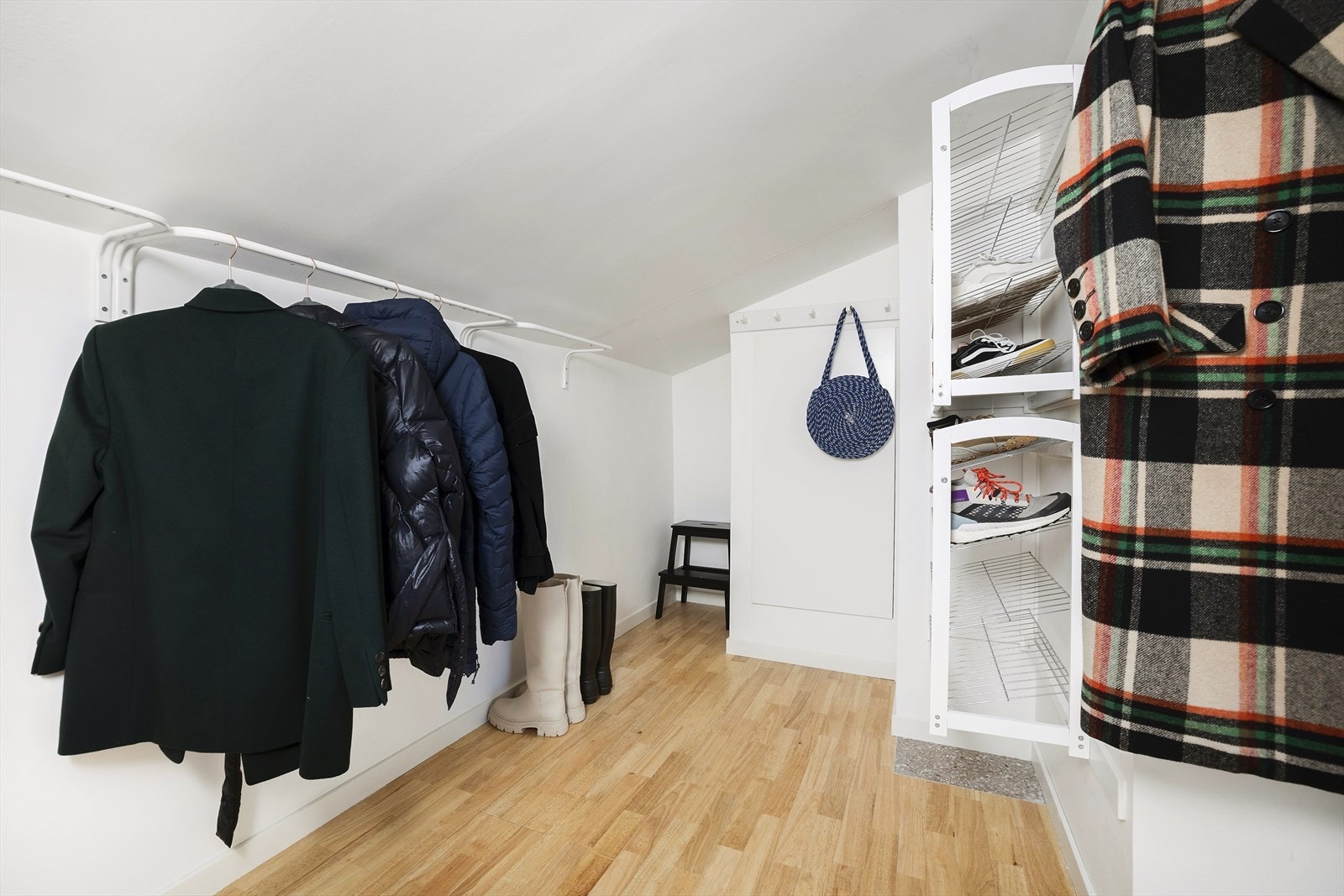 Praktisk og romslig walk-in garderobe med god oppbevaringsplass for både klær og sko. Galleribilde