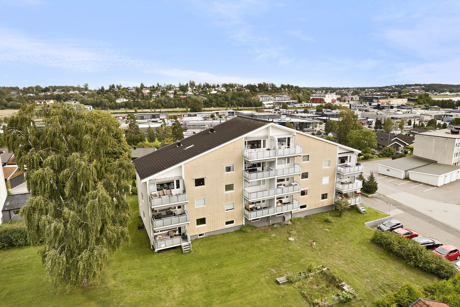 Bygningens fasade er pent vedlikeholdt, og de store grøntarealene rundt bygget gir en flott ramme rundt leiligheten. Her er det tilrettelagt parsellhager for andelshaverne. Utsikten over nærområdet er et ekstra pluss. Galleribilde