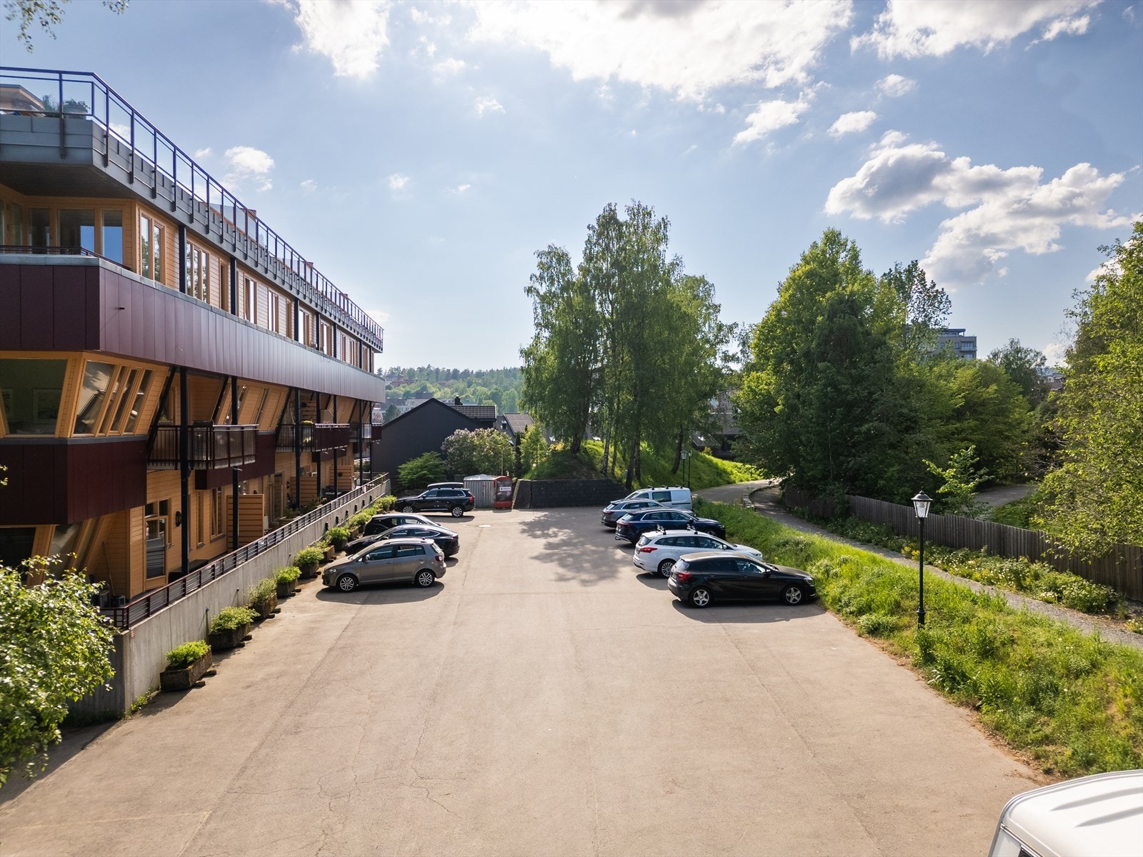 Sameiet har biloppstillingsplasser for gjesteparkering. Ellers er det parkering i gaten etter gjeldende bestemmelser for området. Galleribilde