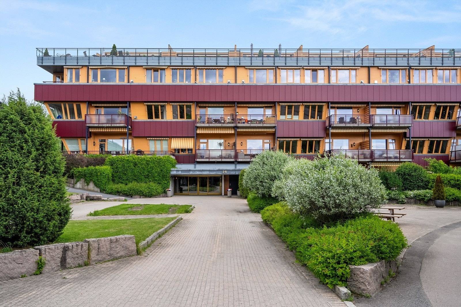 Sameiet er stort og består av en god kombinasjon av større og mindre leiligheter samt flere rekkehus. Galleribilde