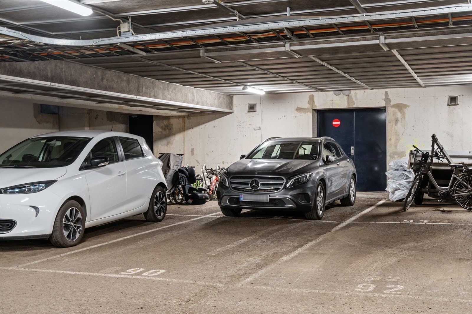 2 stk. Parkeringsplasser i rekke. Lagt opp infrastruktur til ladepunkt for el-bil. Galleribilde