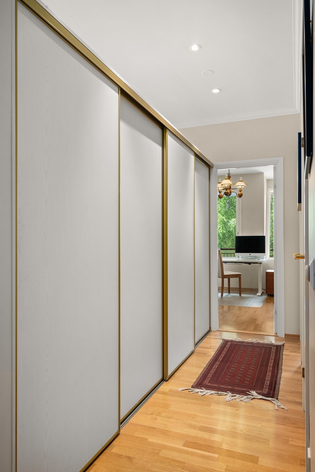 Romslig garderobe Galleribilde