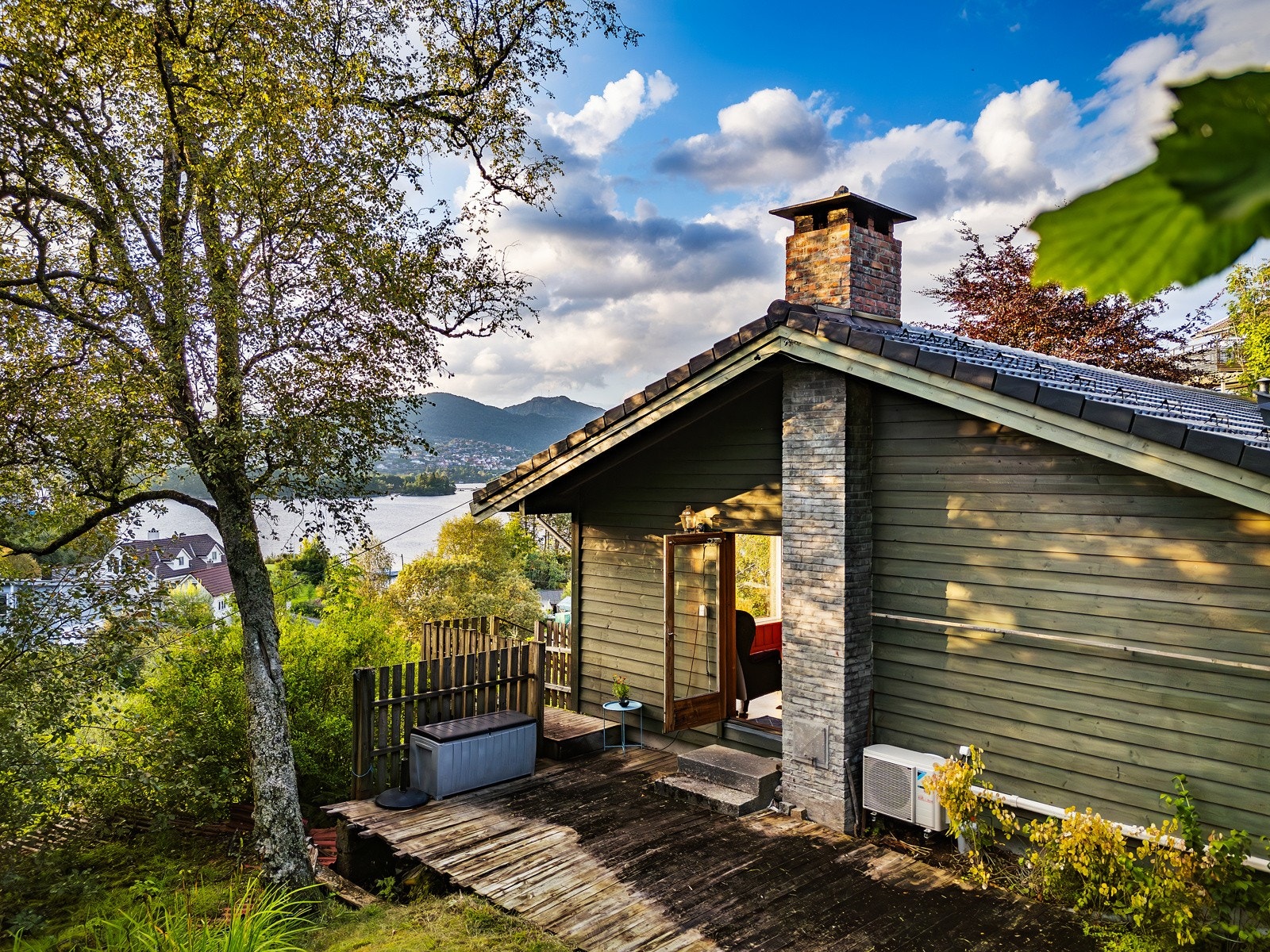 Huset har nyere taktekking, men trenger ellers en del vedlikehold og oppgraderinger. Galleribilde