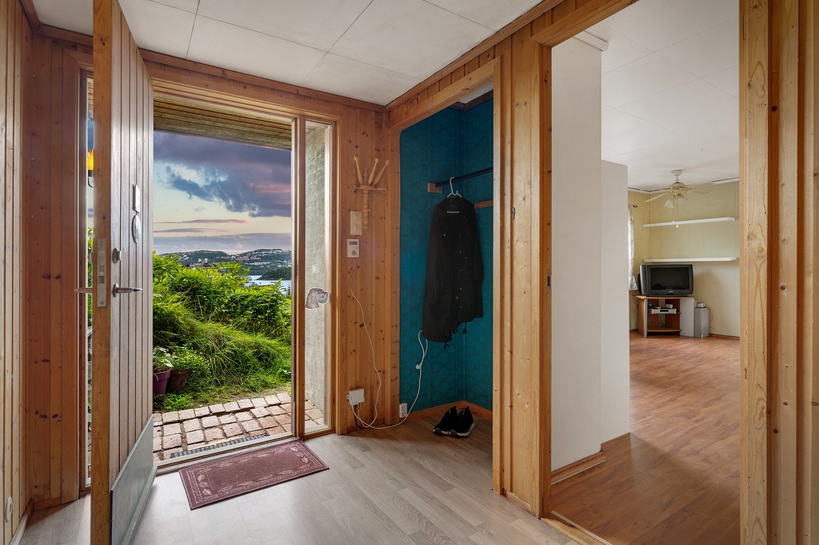 Fra entréen. Fin løsning med vindusparti på begge sider av inngangsdøren. Galleribilde