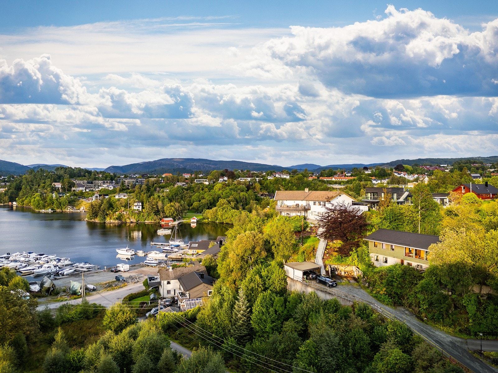 Noen båter ligger på svai i bøye i Skjoldabukta. Ifølge bortfester er det en slik båtfesterett som følger eiendommen. Galleribilde