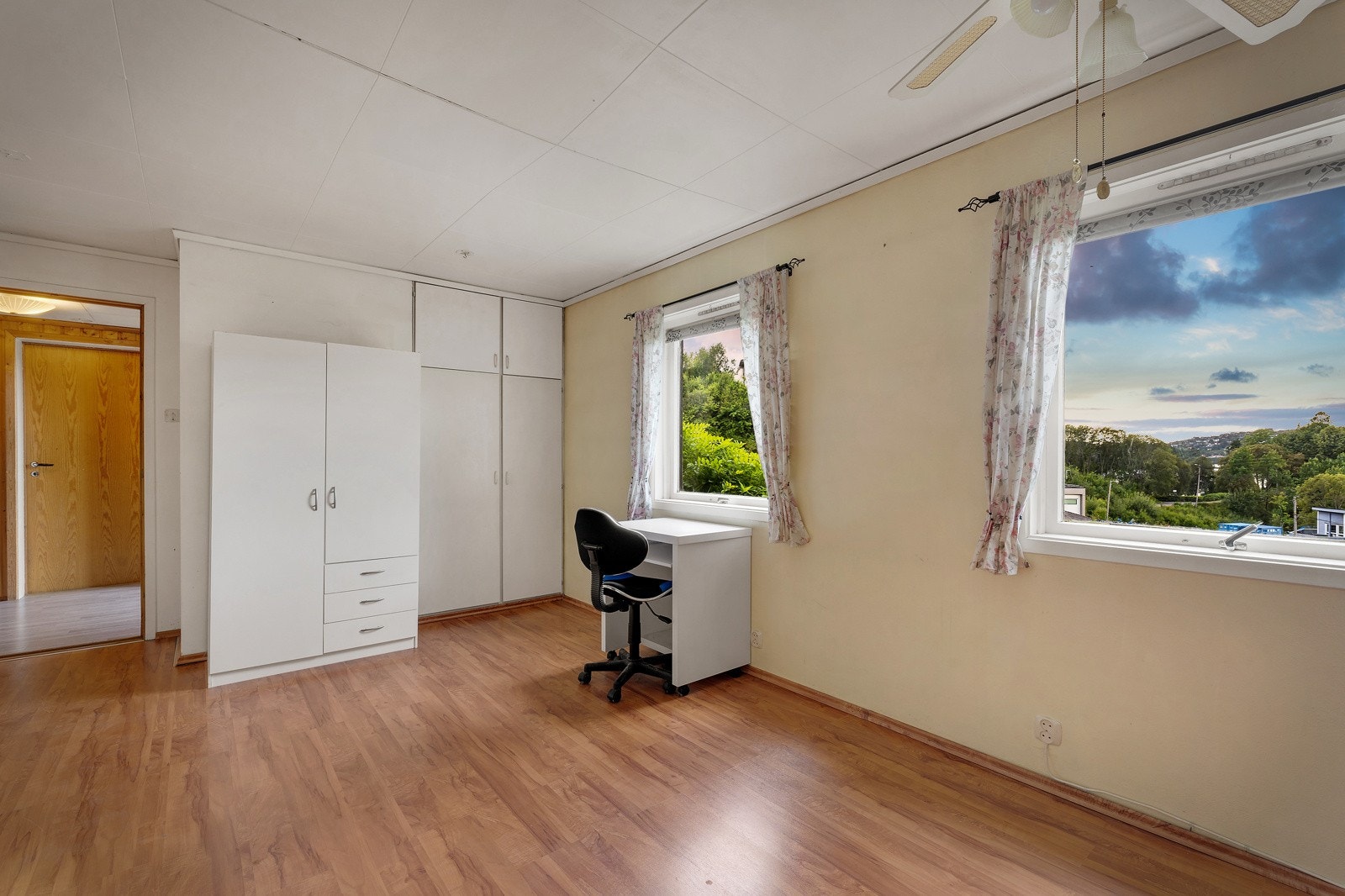 Også fra dette rommet er det fin utsikt mot Nordåsen. Galleribilde