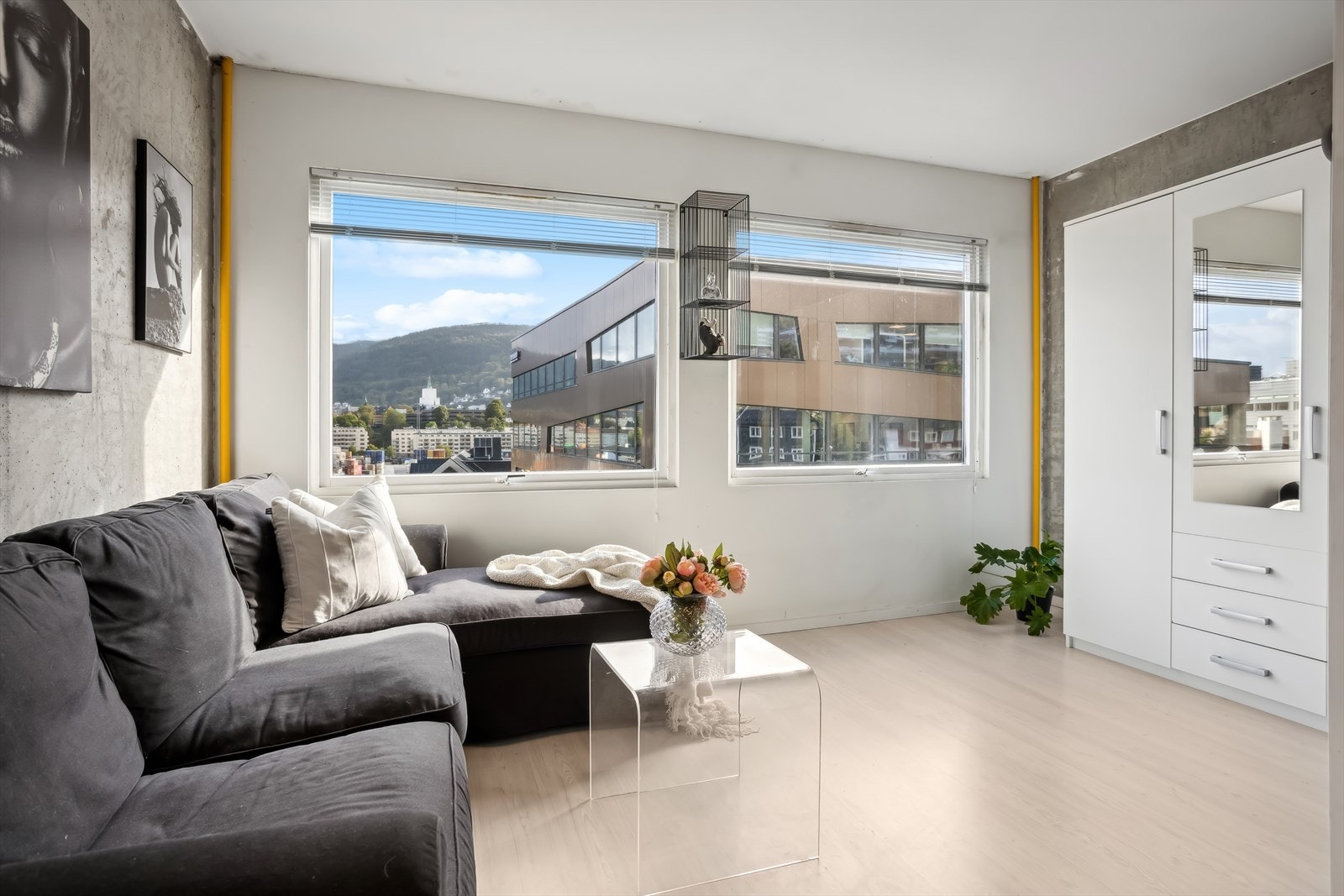 Super studioleilighet med store vindusflater som sikrer gode lysforhold. Galleribilde