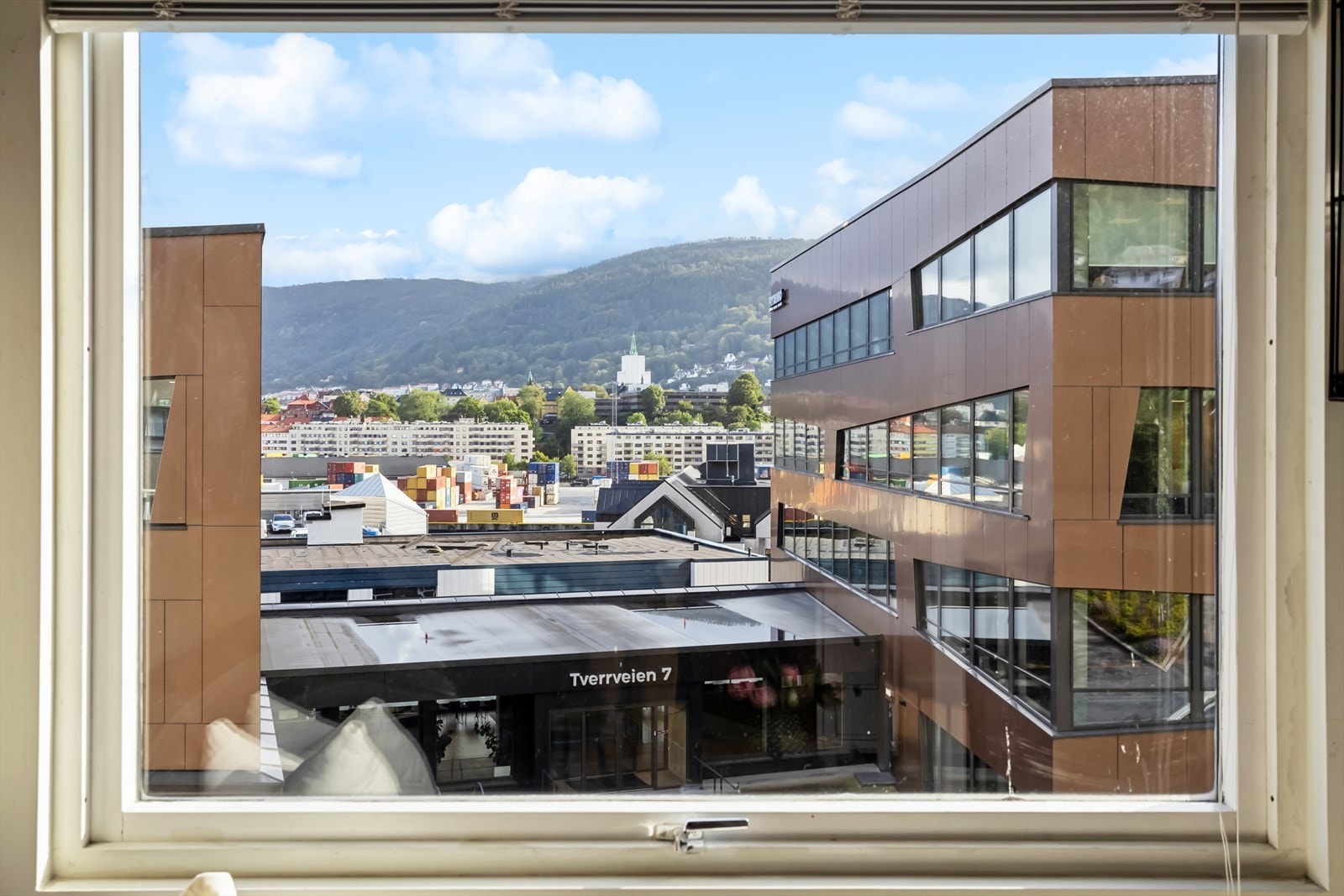 Fra stuen har du utsikt over Dokken og Byfjellene. Galleribilde