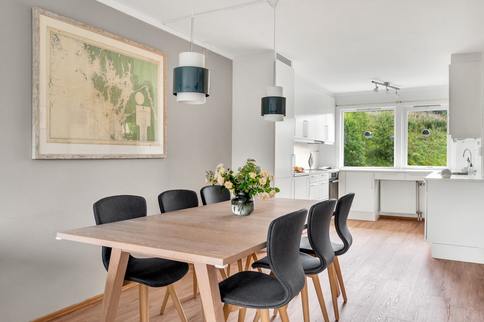 Fjernvarme, garasje, TV/fibernett og kommunale avgifter er inkl. i felleskostnadene. Galleribilde