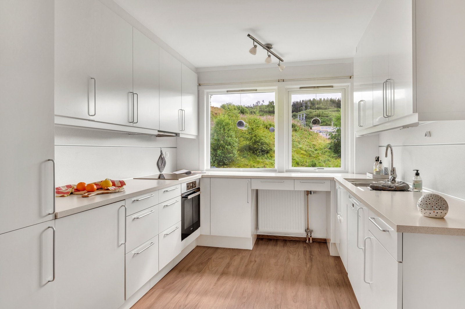 Tidsriktig kjøkken fra 2007 med mye skap- og benkeplass. Integrerte hvitevarer platetopp, stekeovn, kjøl/fryseskap, fryser og oppvaskmaskin. Galleribilde