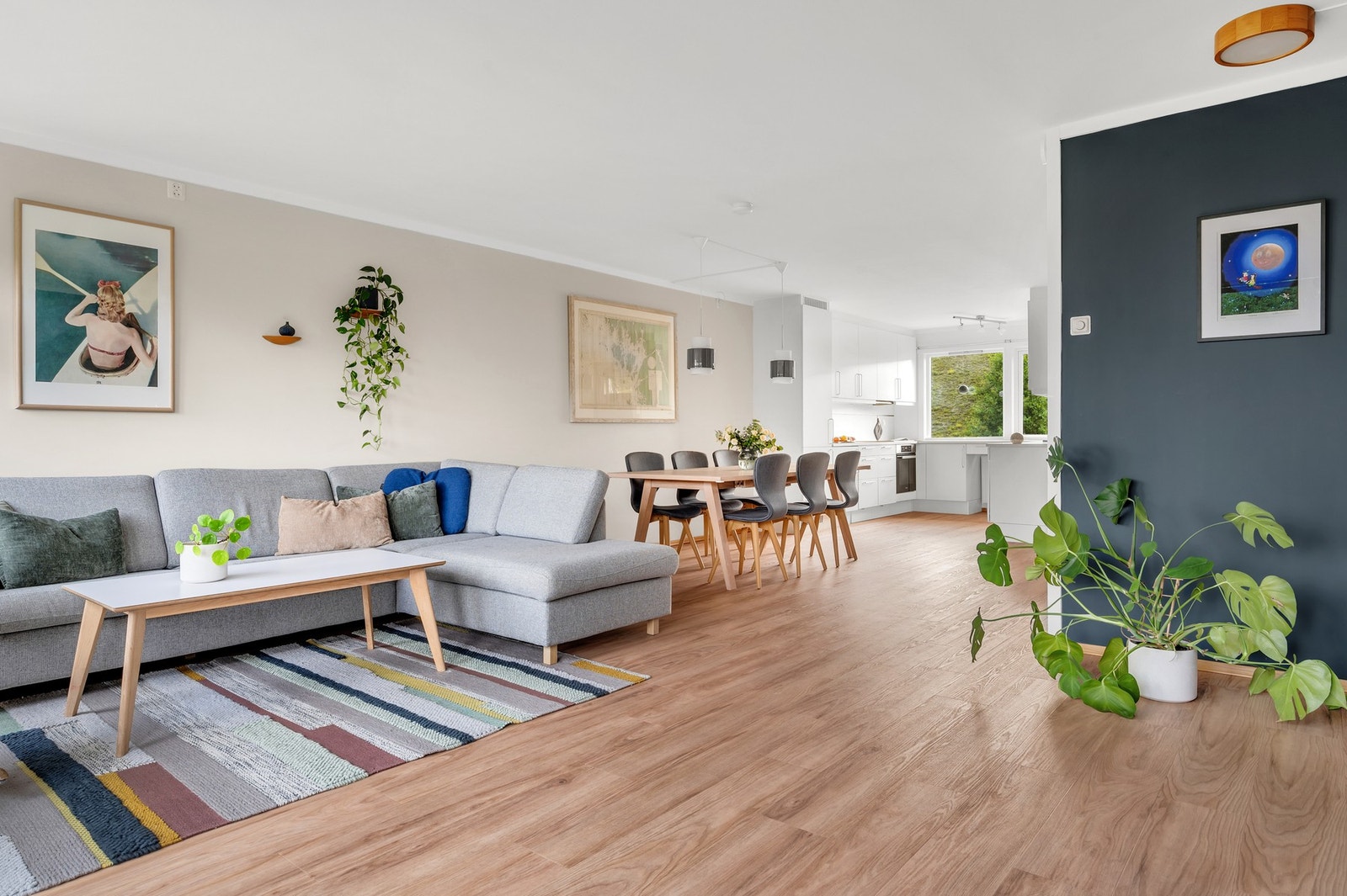 Åpen stue-/kjøkkenløsning på 45,7m² med ypperlige møbleringsmuligheter. Galleribilde