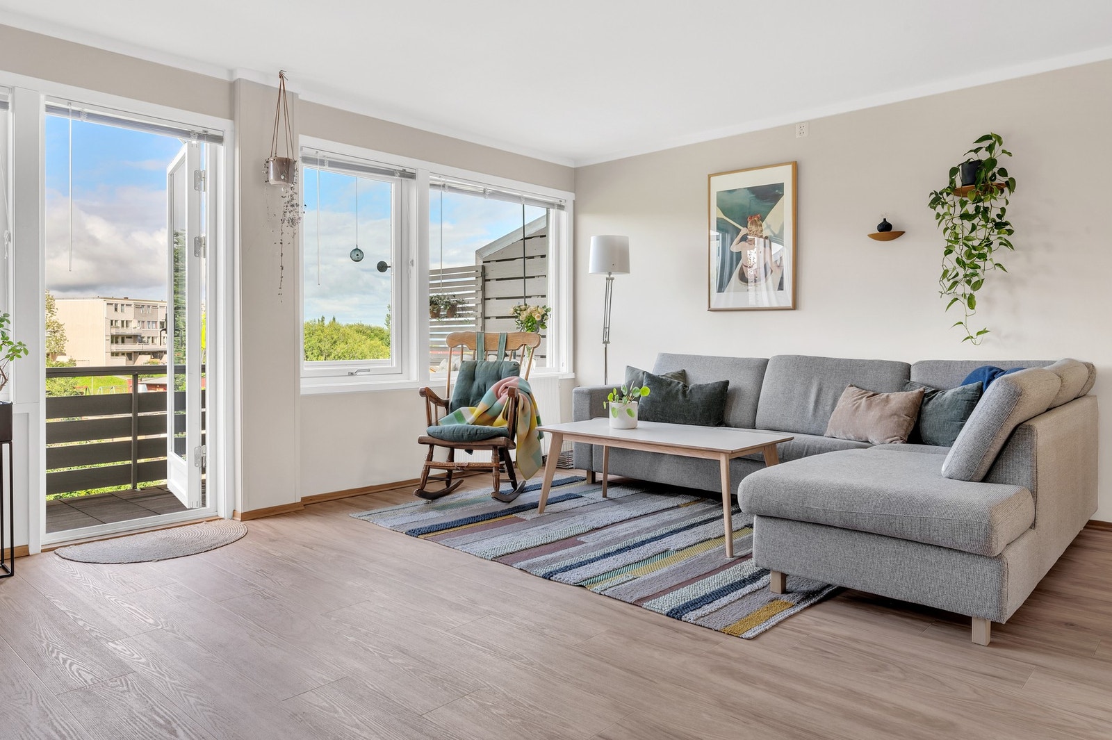 De store vindusflatene som, i kombinasjon med herlig utsikt mot grøntarealet, bidrar til en lett og luftig atmosfære i leiligheten. Galleribilde