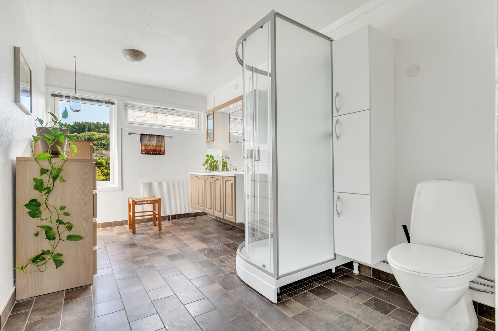 Av utstyr finnes det bl.a dusjkabinett, WC, servant med underskap, veggskap, sideskap og speil. Galleribilde