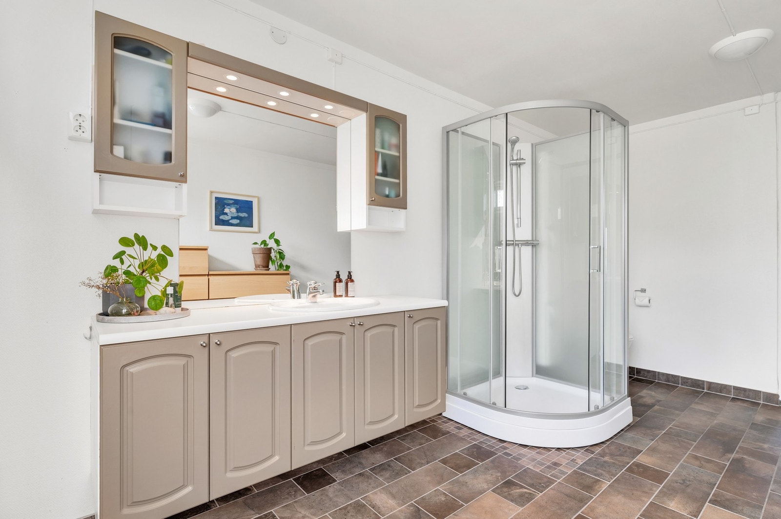 Det er 2 bad i boligen. Det største er på hele 10,4m². Her er det varmekabler i gulvet. Galleribilde