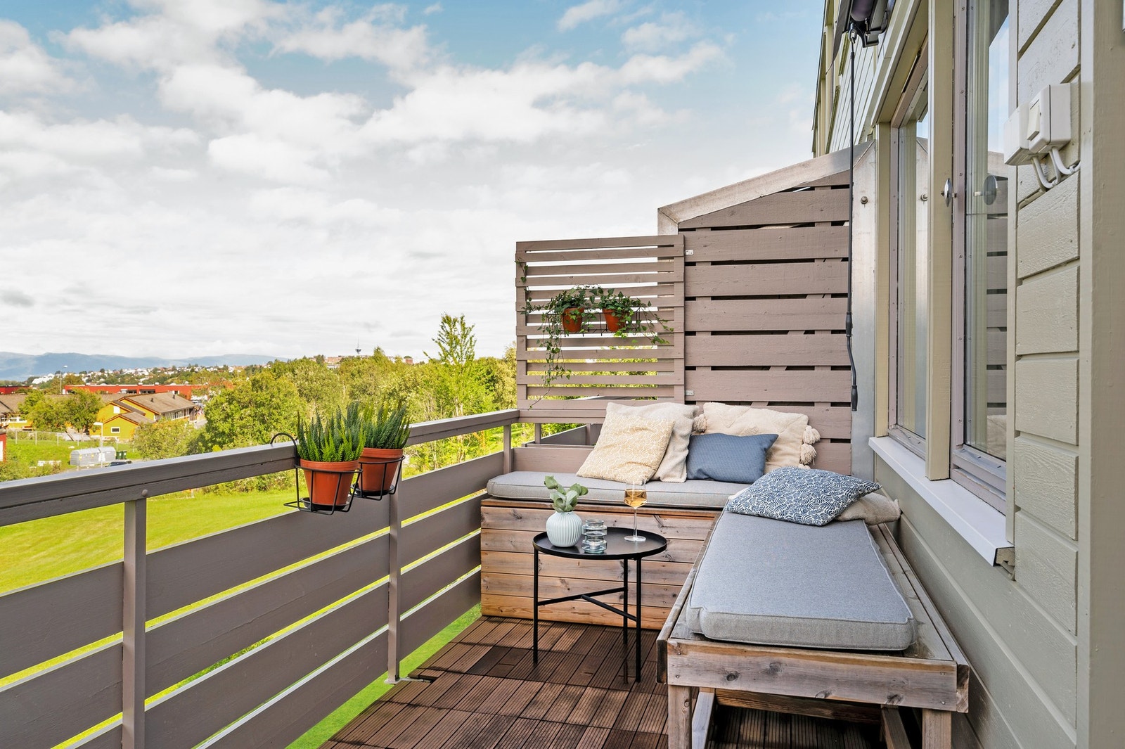 Den vestvendte balkongen er på 8,8m². Her nyter man kvelds- og ettermiddagssolen. Galleribilde