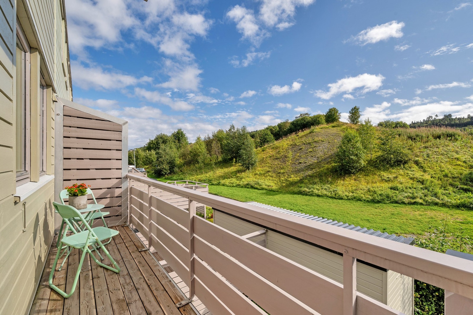 Leiligheten har to solrike uteplasser som gjør at du på sommerstid kan sole deg hele dagen. Galleribilde