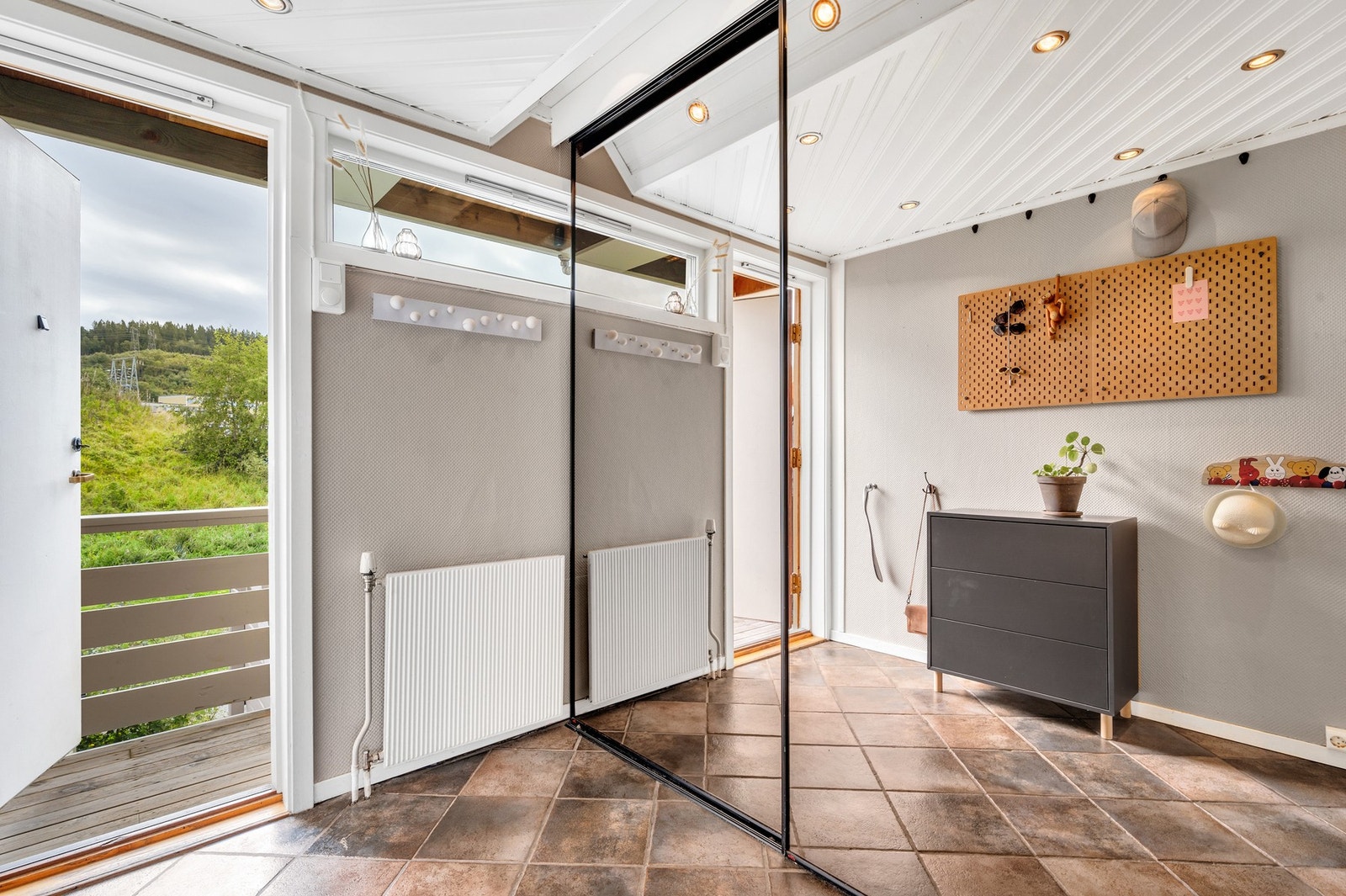 Innbydende inngangsparti med god lagringsplass i skyvedørsgarderobe. Galleribilde